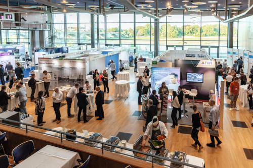 Rund 80 Unternehmen zeigten ihre Innovationen auf der Industrieausstellung mit Blick auf die Elbe und die Elbmetropole Dresden