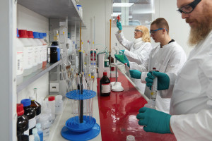 Laboranten im neuen Labor der Brenscheidt Galvanik Service GmbH