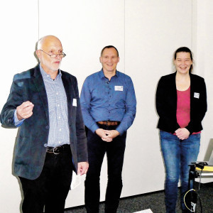 Eröffnung des Treffens durch Prof. Reinhard Bauer (HTWDresden und Obmann SAET) (l.), Stefan Kempe und Daniela Geisler (‚dresden elektronik‘)