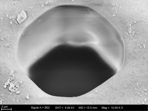 Abb. 7: Beste Ergebnisse für Wellenleiterkerne (links) und Mantelöffnungen (rechts) mit 365 nm und 405 nm Biwellenlänge-UV-LED-Belichtungsquelle