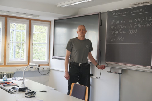 Fachlehrer Martin Klotz in der Außenstelle für Schleiferei, Poliererei, mechanische Vorbehandlung und Galvanik. In einem Klassenzimmer im Dachgeschoss bietet Klotz, der zwölf Jahre beim Umicore-Vorläufer Degussa gearbeitet hat, praxisbezogenen Unterricht an