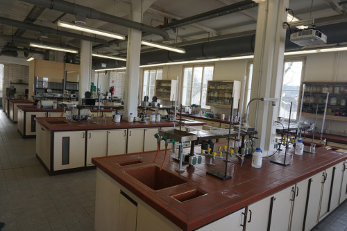 Im Labor der Außenstelle, die früher zur Werkkunstschule gehörte, erwerben die Galvanotechnik-Nachwuchskräfte ihr chemisches Fachwissen