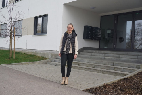 Melanie Graf vor dem 2022 eröffneten Wohnheim für Auszubildende. Graf ist beim Landratsamt Ostalbkreis für die Gewerbliche Schule zuständig