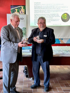 Bürgermeister Klaus Meier (l.) zeichnete Gerhard Gröner (r.) für seine Verdienste mit der Ehrenplakette der Stadt Neustadt/Aisch aus