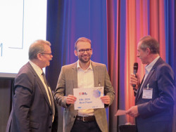 Den Best Paper EBL 2024 erhielt Tobias Hehn, Universität der Bundeswehr München, für seinen Beitrag über die numerische Simulation eines additiven Fertigungsprozesses für impedanzoptimierte Elektronik