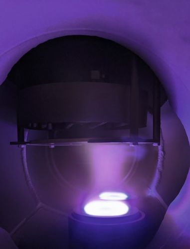 Abb. 1: dc-Ko-Sputterprozess mit zwei metallischen Targets Yttrium (vorn) und Eisen (hinten)  