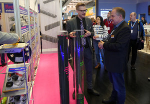 Die PLUS-Redaktion informiert sich am Stand von Fischer Elektronik