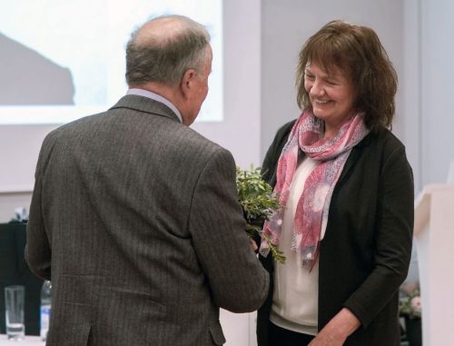 Z.O.G.-Urgestein Hasso Kaiser bedankt sich bei Ulrike Häfner
