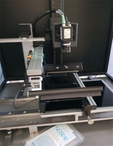 Abb. 9: Kamerabasiertes Messsystem zur 2D-Abbildung von flachen Substraten und LED–Bestrahlung  im 45° Winkel von zwei Seiten der Firma Otto Vision Technology GmbH