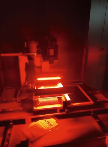 Abb. 9: Kamerabasiertes Messsystem zur 2D-Abbildung von flachen Substraten und LED–Bestrahlung  im 45° Winkel von zwei Seiten der Firma Otto Vision Technology GmbH