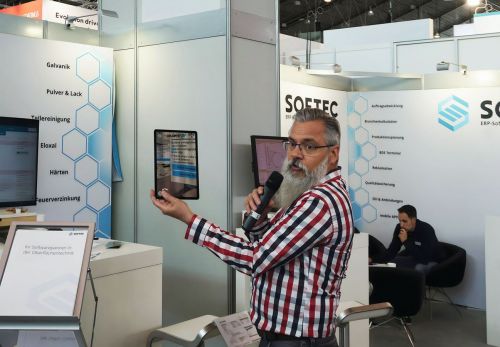 Arnaud Kropp mit einem Tablet, das mit Hilfe von Augmented Reality Zukunftsinformationen einblendet