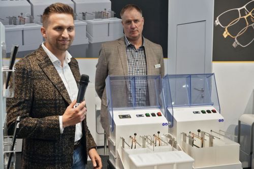 Am Stand von Heimerle & Meule wurde u. a. eine Kleingalvanikanlage vorgeführt