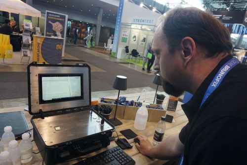 Ein Messtechnikgerät für Phosphatierbäder am Stand von Dewe Brünofix