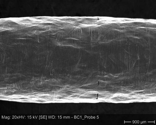 Abb. 9: Diffusionsgeschweißte Zugprobe aus Hastelloy BC-1 nach dem Zugversuch. Links: Stark verformte Oberfläche mit einsetzendem Versagen durch Rissbildung an Fügeebenen.