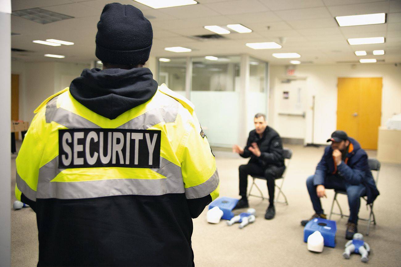 Regelmäßige Sicherheitstrainings, hier Herz- Lungen-Wiederbelebung, machen Mitarbeiter für den Notfall fit - Foto: Flex_Point_Security/stock.adobe.com   