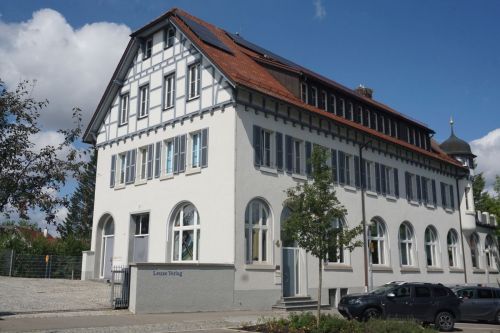 Heutiger Sitz des Leuze Verlags im württembergischen Bad Saulgau. Das Gebäude an der Karlstraße wurde im Jahr 1988 bezogen