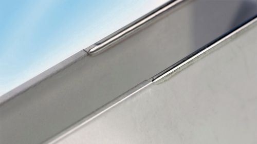 Teilweise laserverrundete Blechkanten aus Edelstahl bei einer Blechdicke von 1,5 mm (Foto: Fraunhofer ILT, Aachen)