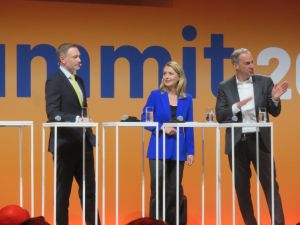 Bundesminister Christian Lindner und Cedrik Neike, Siemens, bei der Paneldiskussion mit Astrid Frohloff