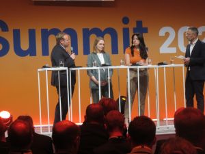 Tilman Kuban, Ria Schröder und Melis Sekmen bei der Paneldiskussion, moderiert von Philipp Steinberger (v.l.n.r.)