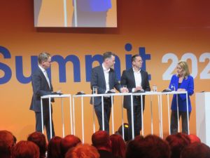 Im Fireside Chat erörterten Dr. Carsten Linnemann MdB, Generalsekretär der CDU, Christian Dürr MdB, Vorsitzender der FDP-Bundestagsfraktion, und Wolfgang Weber, Vorsitzender der ZVEI-Geschäftsführung, was schnell passieren muss