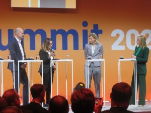 Tim Oliver Holt, Mitglied des Vorstands von Siemens Energy, Dr. Barbara Frei, Executive Vice President Industrial Automation von Schneider Electric, und Barbie Haller bei der Paneldiskussion zur Transformation des Energiesystems