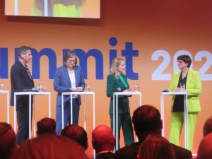 Andreas Urschitz, Mitglied des Vorstands von Infineon Technologies, Christiane Benner, Erste Vorsitzende der IG Metall, Moderatorin Astrid Frohloff und Saskia Esken MdB, Bundesvorsitzende der SPD, bei der Diskussion