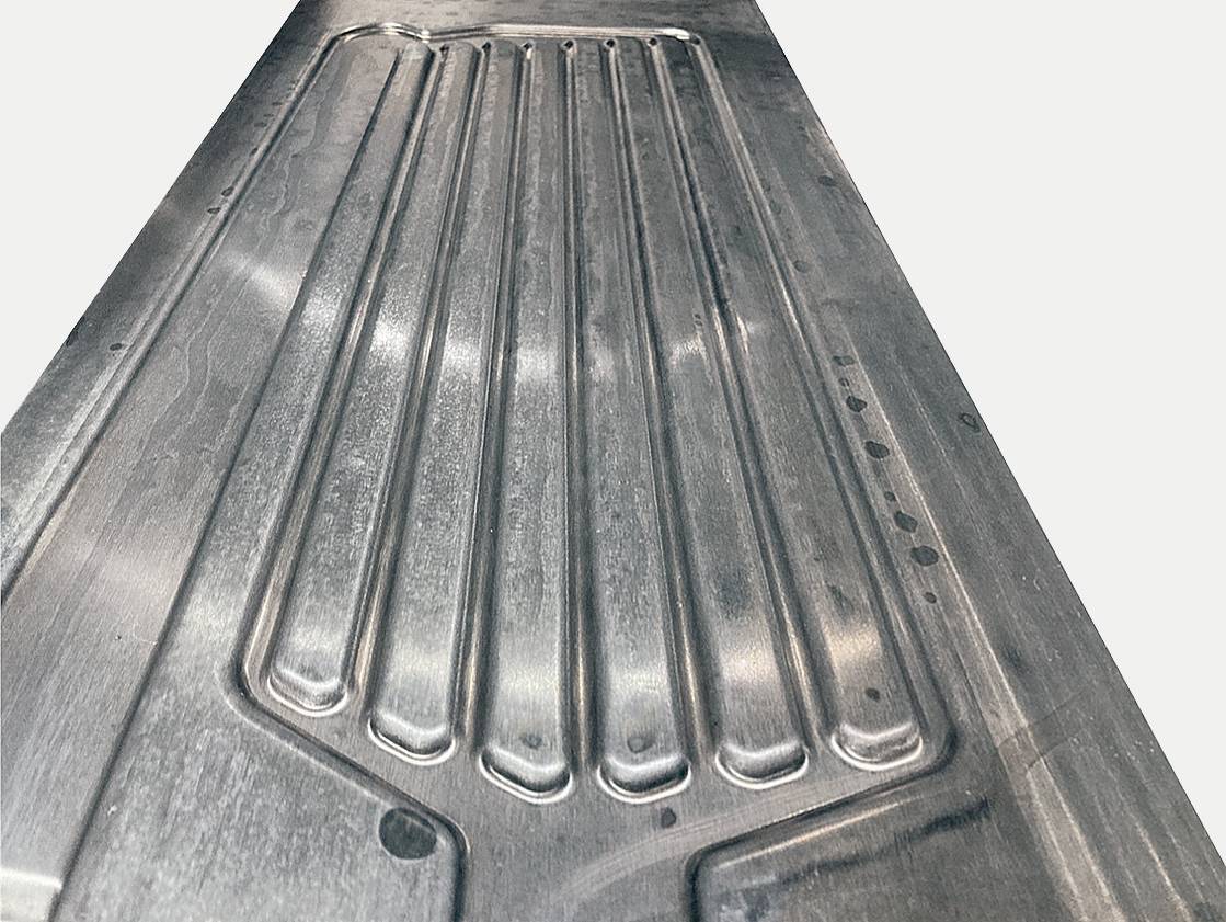 Aluminiumschaumsandwich-Bodenpanel mit  integrierter Kühlstruktur - Foto: Fraunhofer IWU  