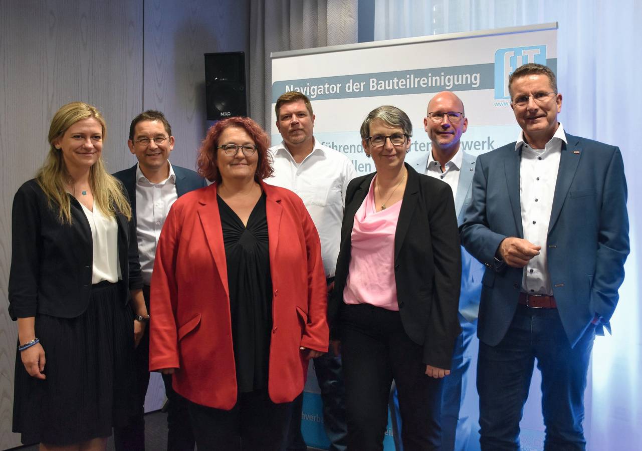Die Mitglieder des neu gewählten FiT-Vorstands: Juliane Schulze (SITA Messtechnik), Rainer Straub (Ecoclean GmbH), Birgit Fruggel (Schaeffler Technologies), Florian Weber (Weber Ultrasonics), Kerstin Zübert (Hermann Bantleon), Dr. Michael Flämmich (Vacom Vakuum Komponenten & Messtechnik) und Gerhard Koblenzer (LPW Reinigungssysteme).