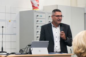 Frank Tischlinger ist Leiter Fachschule und Oberflächentechnik an der TBK-Solingen. Er stellte stolz das neue Galvanozentrum vor und rief zu verstärkter Ausbildung auf