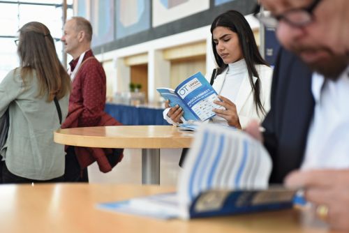 Die Auswahl war groß. Teilnehmerinnen und Teilnehmer machen sich ein Bild (Foto: ZVO/Sven Hobbiesiefken)