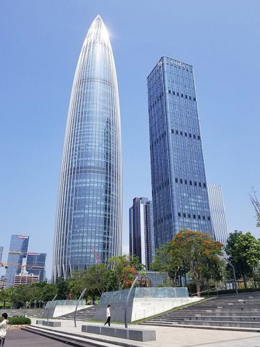 Das 392,5 m hohe China Huarun Building, auch China Resources Tower genannt; in der Umgangssprache aufgrund seiner Form als Frühlingsbambus bezeichnet. Daneben befindet sich das 246 m hohe Andaz Shenzhen Bay Hotel