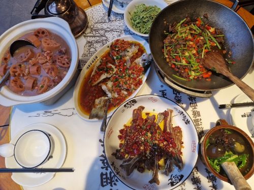 Gedeckter Tisch eines Hunan-Restaurants