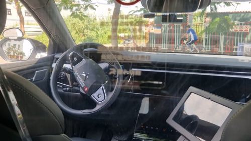 Autonomes Taxi auf seiner Fahrt durch Shenzhen