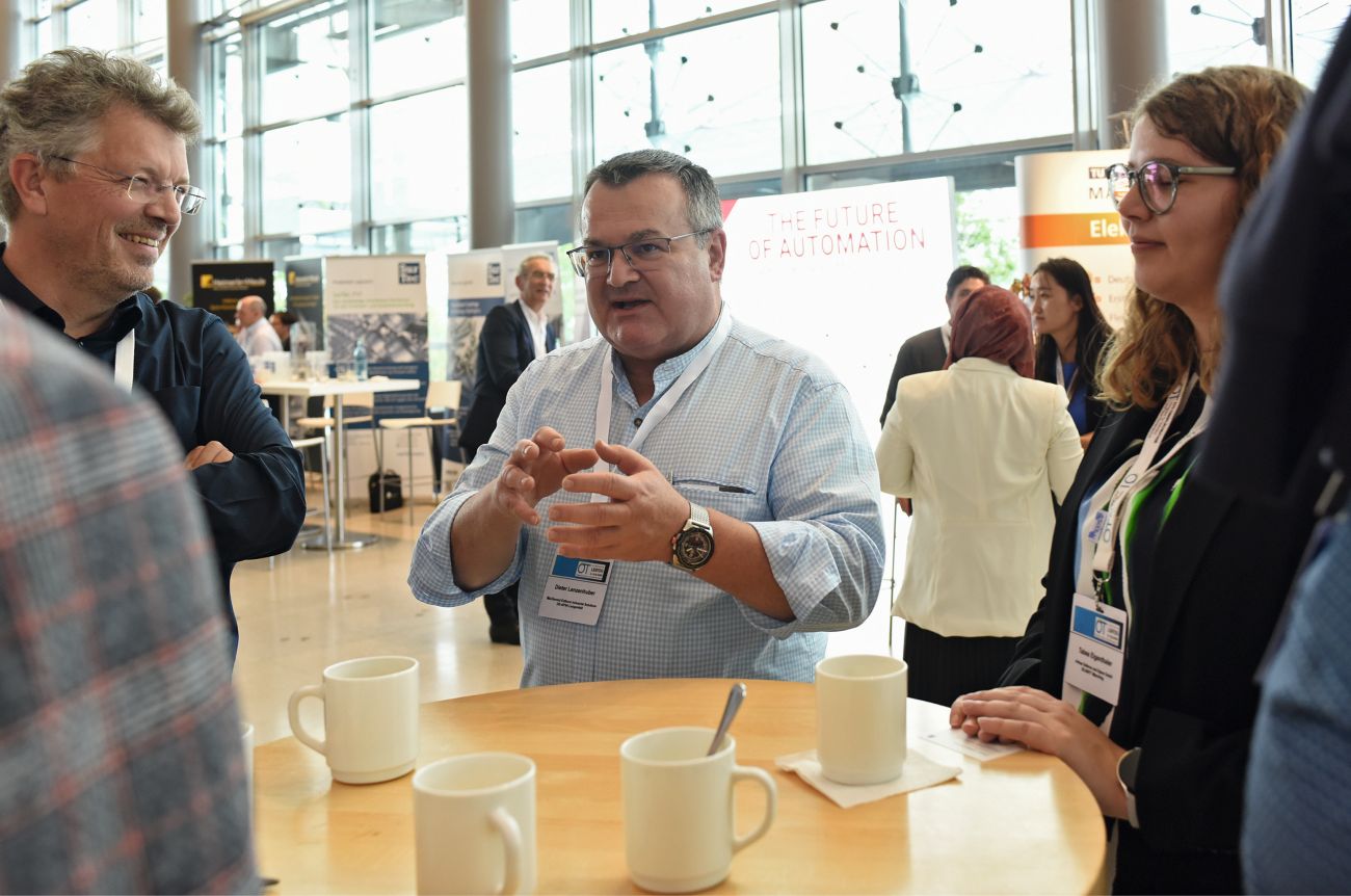 Die Gelegenheit des fachlichen Austauschs wurde rege wahrgenommen, wie hier von Dieter Lenzenhuber von MacDermid Enthone Industrial Solutions - Foto: ZVO/Sven Hobbiesiefken