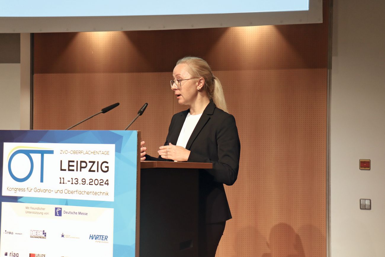 Dr. Julia Dukwen von der Aalberts Surface Technologies GmbH sprach in ihrem Vortrag über mittels Anodisation erzeugte Potenzialbarrieren auf Aluminiumbauteilen, die in der E-Mobilität erforderlich sind