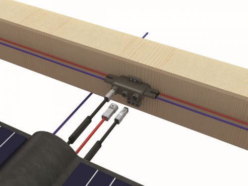 Über widerstandsarme Spezialverbindungen docken die Solardachziegel an die Verteilerbuchsen und damit ans Leitungsnetz an