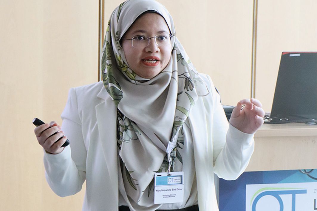 Die „junge Kollegin“ Nurul Amanina Binti Omar von der HS Mittweida sprach über die Korrosionsbeständigkeit von NiPB-Schichten