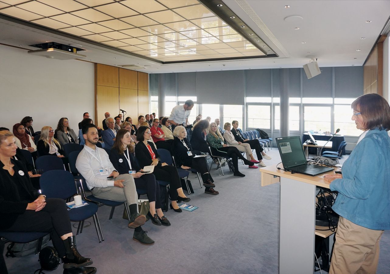 Dr. Elke Moosbach startete die Vorstellung der Female (Sur)Faces auf den Oberflächentagen