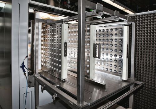 Diese Niederdruckplasmaanlage beim Fraunhofer IFAM in Bremen wird aktuell zur Anwendung des kalten Plasmaverfahrens eingesetzt (Foto: Fraunhofer IFAM)