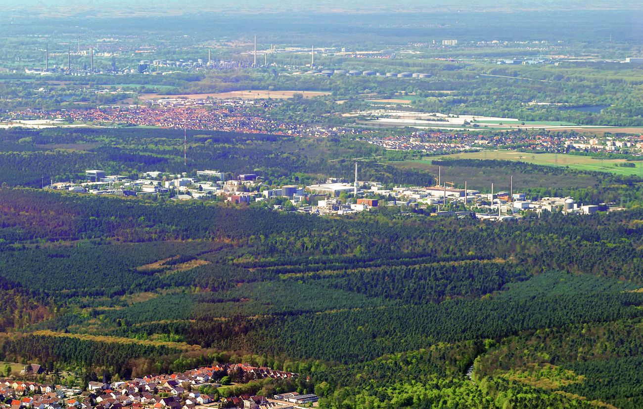Das Gelände des ehemaligen Kernforschungszentrums Karlsruhe im Rheinwald. Nach dem Zusammenschluss zum KIT Campus Nord genannt - (Foto: Wikipedia commons/Rolf Kickuth)