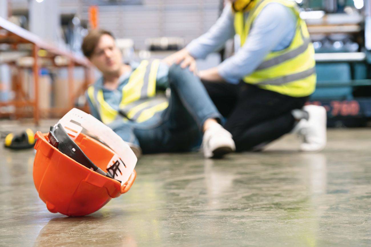 Die häufigsten Unfälle in Unternehmen sind mehr oder weniger schlimme Vorfälle durch Ausrutschen oder Stolpern