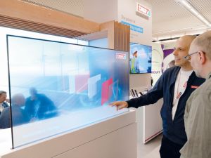 Am Stand von TESA wurden eindrucksvoll die Fortschritte opaker Bildschirmfolien demonstriert, etwa für den Automotive-Bereich
