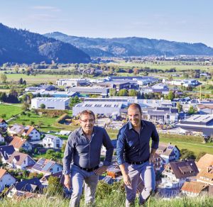 Michael und Janik Becker oberhalb des Firmensitzes in Steinach, Kinzigtal