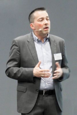 Stefan Theil verdeutlichte, worauf es bei der Elektronikreinigung ankommt