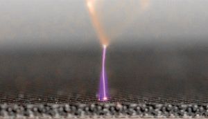 Abb. 4: Ein 3D-bedruckter Verbundwerkstoff bei elektrostatischer Entladung, der einen elektrischen Schlag absorbiert