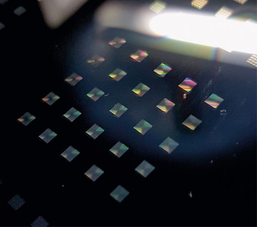 Abb.1: Realisierte Einzel-Metalinsen auf Glassubstrat mittels Nanostrukturierung von Si3N4 durch Ionenstrahllithografie