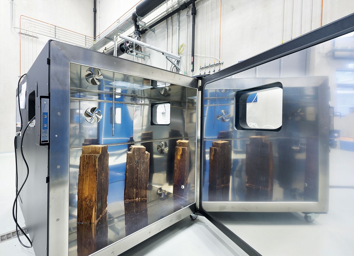 Abb. 2: Holzschutzmittelbelastete Hölzer in einer 1-m3-Emissionsprüfkammer (Foto: Fraunhofer IBP / Bernd Müller)
