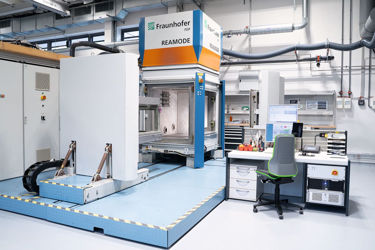 Abb. 3: Reamode-Versuchsanlage zur Modifizierung von organischen Materialien mit beschleunigten Elektronen (Foto: Fraunhofer FEP, Finn Hoyer)