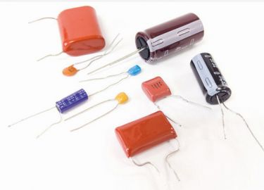 Abb. 3: Typische passive THT-Bauelemente mit radialen Anschlüssen
