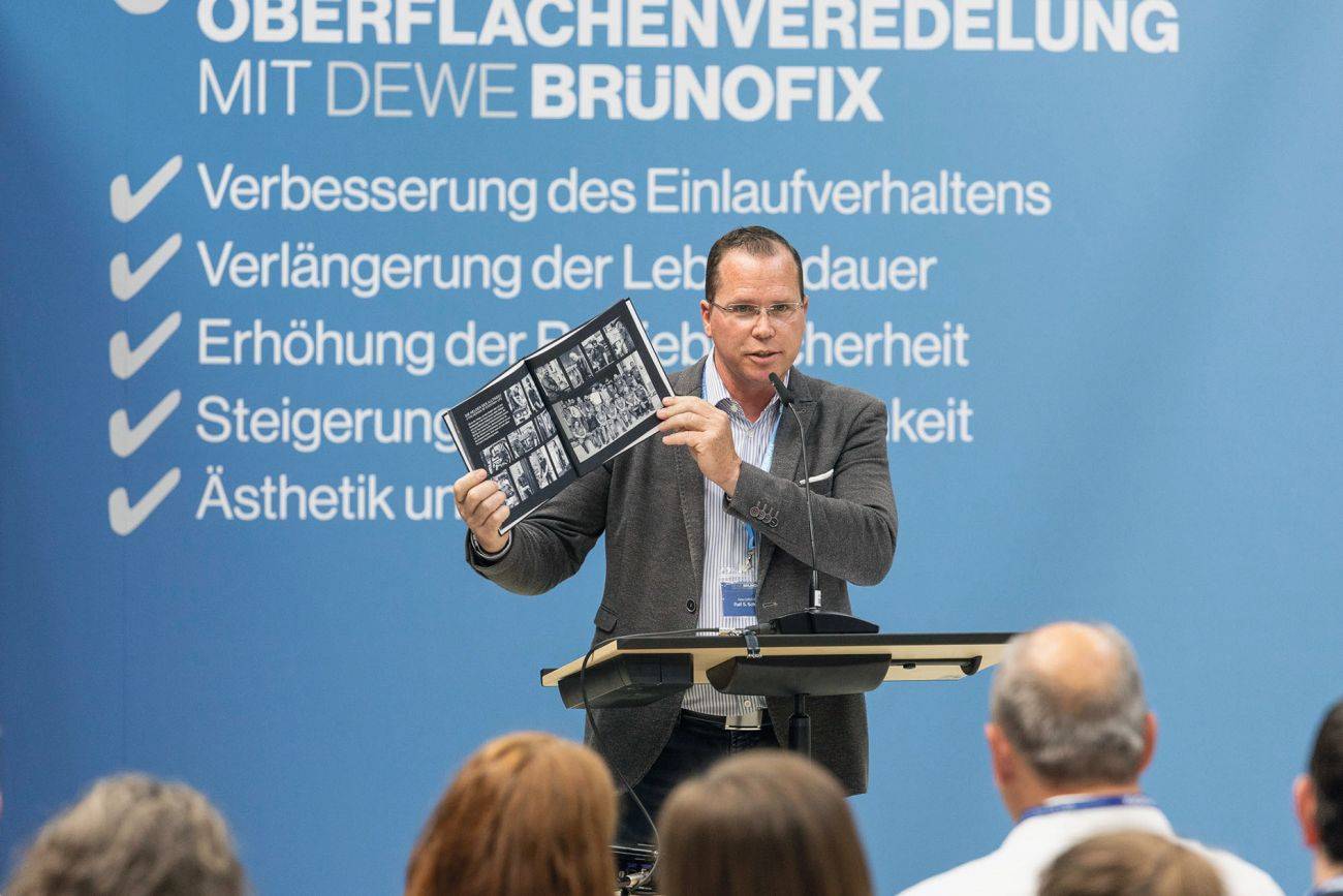 Geschäftsführer Ralf Schmidt zeichnete die Geschichte des Unternehmens von 1905 bis heute in seiner Rede nach